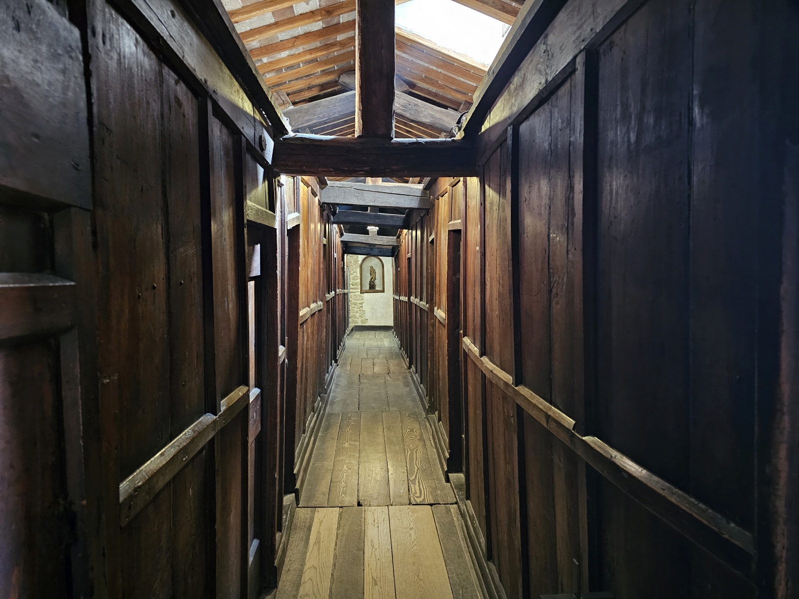 Mittelalterliche Mönchszellen rechts und links